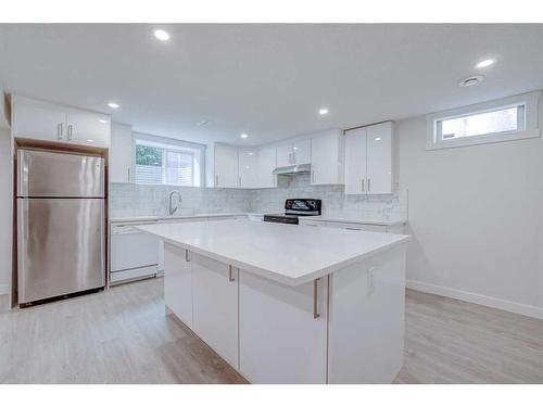 11220 Braxton Road Sw, Calgary, AB - Indoor Photo Showing Kitchen With Upgraded Kitchen