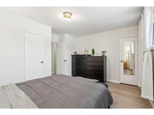 3141 6 Street Ne, Calgary, AB - Indoor Photo Showing Bedroom