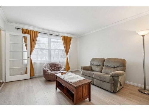 3141 6 Street Ne, Calgary, AB - Indoor Photo Showing Living Room