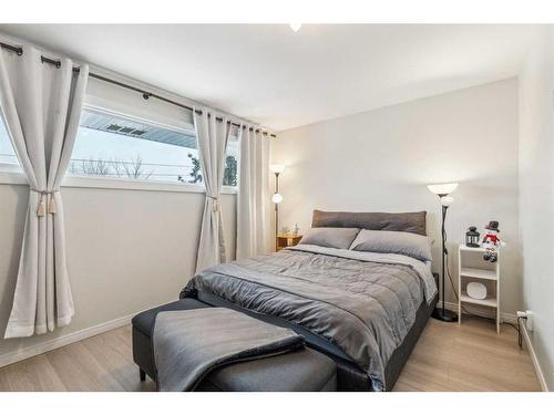 3141 6 Street Ne, Calgary, AB - Indoor Photo Showing Bedroom