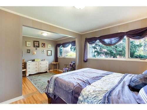 73 Langton Drive Sw, Calgary, AB - Indoor Photo Showing Bedroom