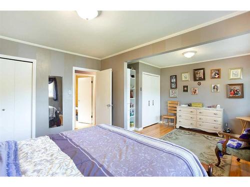 73 Langton Drive Sw, Calgary, AB - Indoor Photo Showing Bedroom