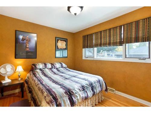 73 Langton Drive Sw, Calgary, AB - Indoor Photo Showing Bedroom