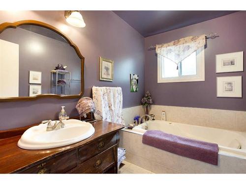 73 Langton Drive Sw, Calgary, AB - Indoor Photo Showing Bathroom