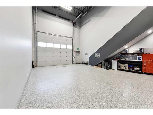 19-1750 120 Avenue Ne, Calgary, AB - Indoor Photo Showing Garage