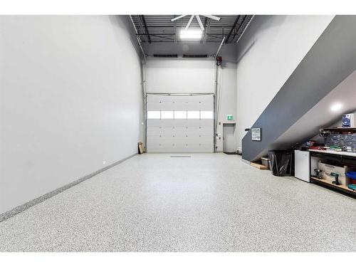 19-1750 120 Avenue Ne, Calgary, AB - Indoor Photo Showing Garage