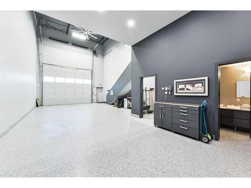 19-1750 120 Avenue Ne, Calgary, AB - Indoor Photo Showing Garage