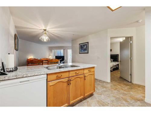 215-3 Parklane Way, Strathmore, AB - Indoor Photo Showing Kitchen With Double Sink