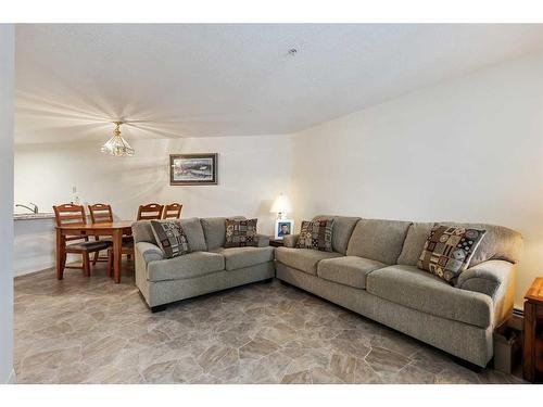 215-3 Parklane Way, Strathmore, AB - Indoor Photo Showing Living Room