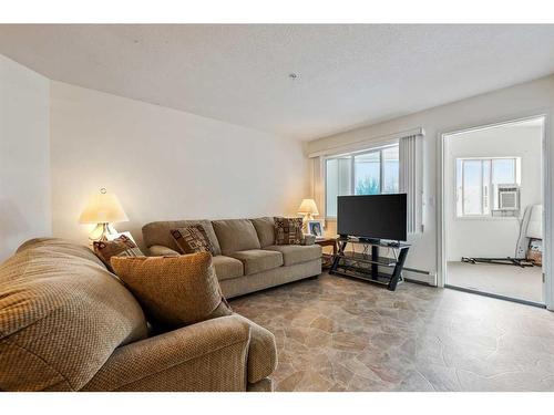 215-3 Parklane Way, Strathmore, AB - Indoor Photo Showing Living Room