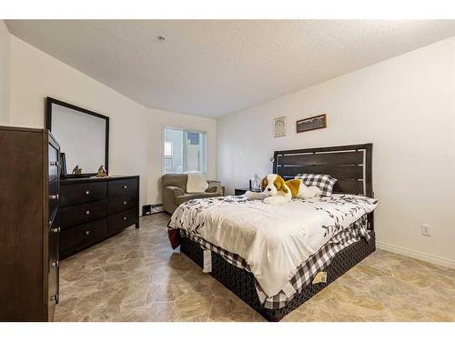 215-3 Parklane Way, Strathmore, AB - Indoor Photo Showing Bedroom