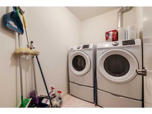 215-3 Parklane Way, Strathmore, AB - Indoor Photo Showing Laundry Room