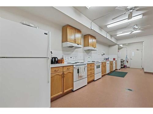 215-3 Parklane Way, Strathmore, AB - Indoor Photo Showing Kitchen