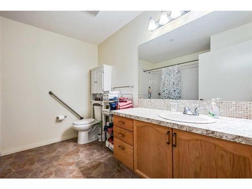 215-3 Parklane Way, Strathmore, AB - Indoor Photo Showing Bathroom