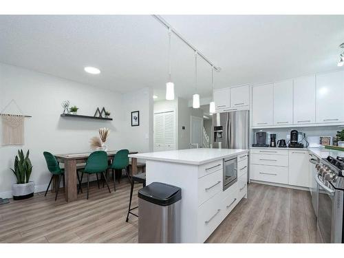 2004 7 Avenue Nw, Calgary, AB - Indoor Photo Showing Kitchen With Upgraded Kitchen