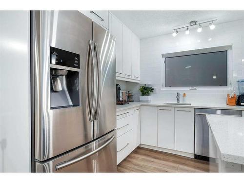 2004 7 Avenue Nw, Calgary, AB - Indoor Photo Showing Kitchen With Upgraded Kitchen