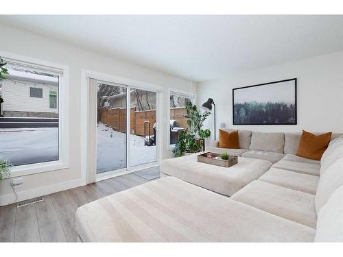 2004 7 Avenue Nw, Calgary, AB - Indoor Photo Showing Living Room