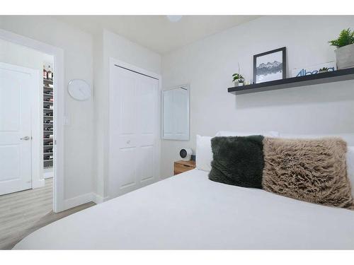 2004 7 Avenue Nw, Calgary, AB - Indoor Photo Showing Bedroom