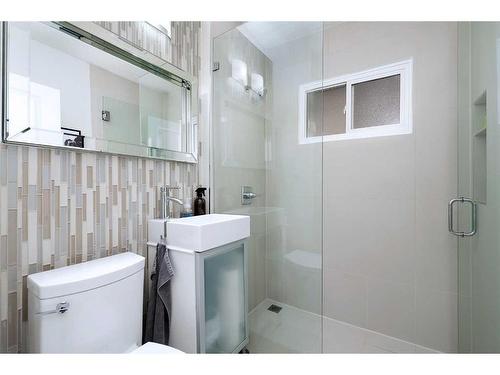 2004 7 Avenue Nw, Calgary, AB - Indoor Photo Showing Bathroom