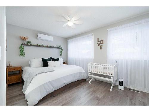 2004 7 Avenue Nw, Calgary, AB - Indoor Photo Showing Bedroom