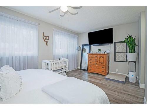 2004 7 Avenue Nw, Calgary, AB - Indoor Photo Showing Bedroom