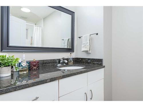 2004 7 Avenue Nw, Calgary, AB - Indoor Photo Showing Bathroom