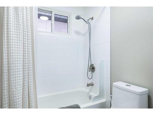 2004 7 Avenue Nw, Calgary, AB - Indoor Photo Showing Bathroom