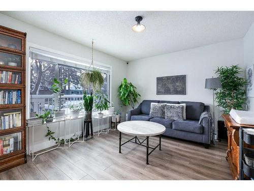 2004 7 Avenue Nw, Calgary, AB - Indoor Photo Showing Living Room