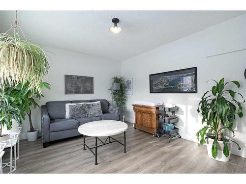 2004 7 Avenue Nw, Calgary, AB - Indoor Photo Showing Living Room