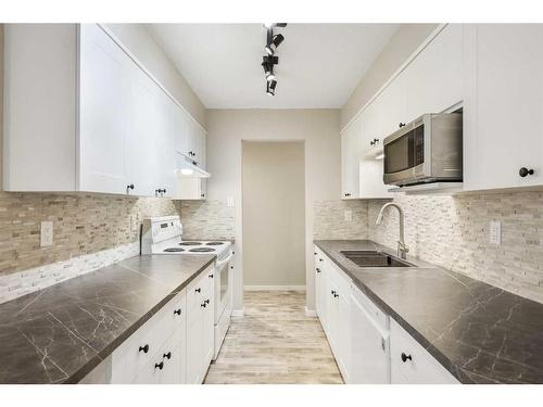 3513 43 Street Sw, Calgary, AB - Indoor Photo Showing Kitchen