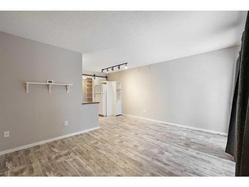 3513 43 Street Sw, Calgary, AB - Indoor Photo Showing Other Room