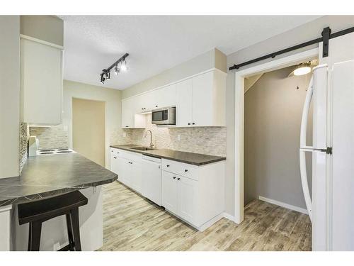 3513 43 Street Sw, Calgary, AB - Indoor Photo Showing Kitchen