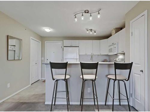 320-428 Chaparral Ravine View Se, Calgary, AB - Indoor Photo Showing Kitchen