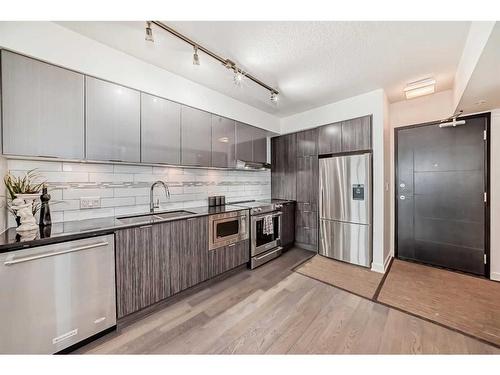 2107-930 6 Avenue Sw, Calgary, AB - Indoor Photo Showing Kitchen With Upgraded Kitchen