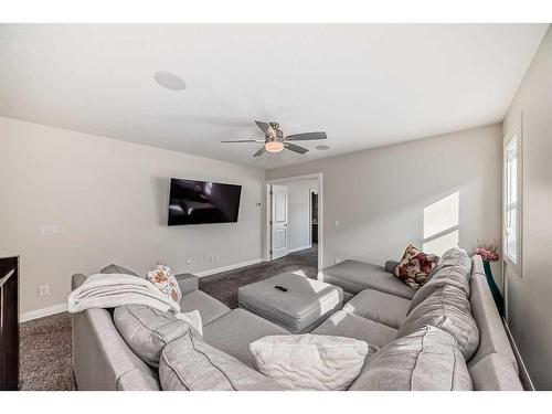 43 Evansglen Circle Nw, Calgary, AB - Indoor Photo Showing Living Room