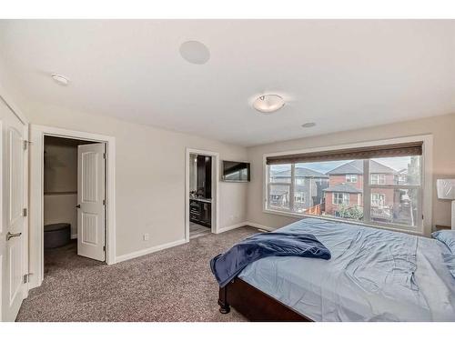 43 Evansglen Circle Nw, Calgary, AB - Indoor Photo Showing Bedroom