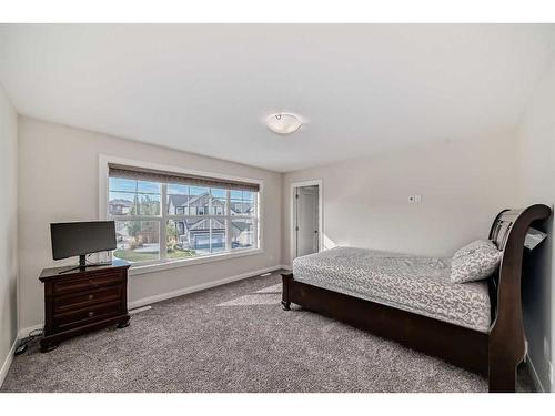 43 Evansglen Circle Nw, Calgary, AB - Indoor Photo Showing Bedroom