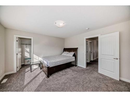 43 Evansglen Circle Nw, Calgary, AB - Indoor Photo Showing Bedroom