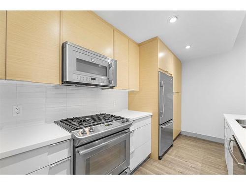 203-1707 27 Avenue Sw, Calgary, AB - Indoor Photo Showing Kitchen With Stainless Steel Kitchen With Upgraded Kitchen