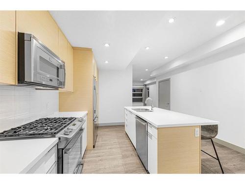 203-1707 27 Avenue Sw, Calgary, AB - Indoor Photo Showing Kitchen