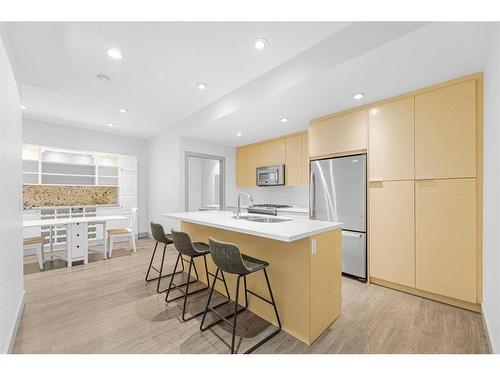 203-1707 27 Avenue Sw, Calgary, AB - Indoor Photo Showing Kitchen