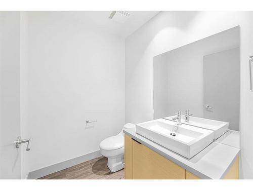 203-1707 27 Avenue Sw, Calgary, AB - Indoor Photo Showing Bathroom