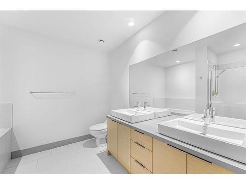 203-1707 27 Avenue Sw, Calgary, AB - Indoor Photo Showing Bathroom