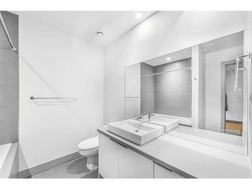 203-1707 27 Avenue Sw, Calgary, AB - Indoor Photo Showing Bathroom