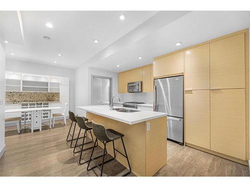 203-1707 27 Avenue Sw, Calgary, AB - Indoor Photo Showing Kitchen