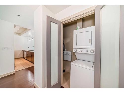 1703-530 12 Avenue Sw, Calgary, AB - Indoor Photo Showing Laundry Room