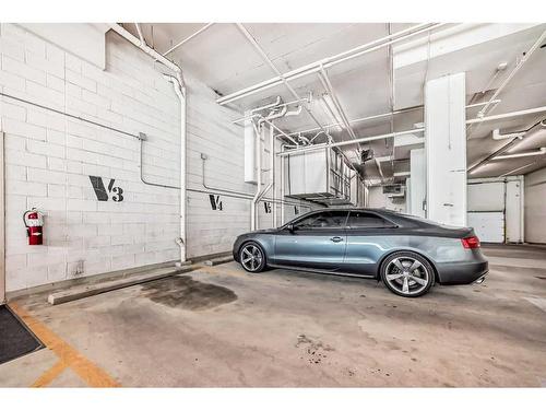 1703-530 12 Avenue Sw, Calgary, AB - Indoor Photo Showing Garage