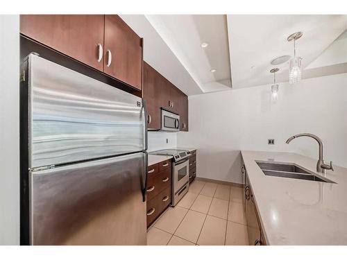 1703-530 12 Avenue Sw, Calgary, AB - Indoor Photo Showing Kitchen With Double Sink