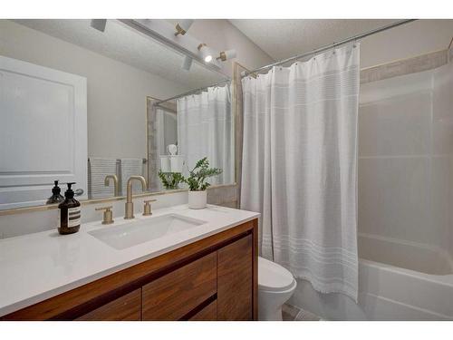 26 Elgin Park Road Se, Calgary, AB - Indoor Photo Showing Bathroom