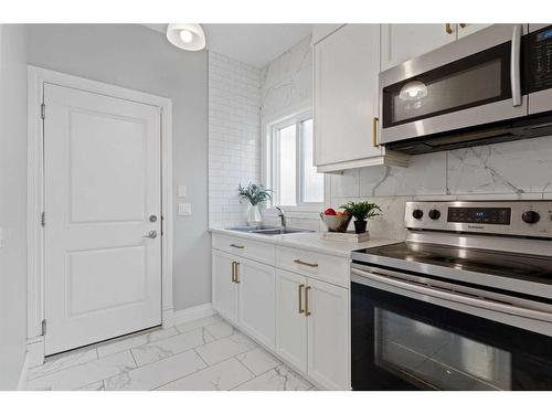 377 Bayside Crescent Sw, Airdrie, AB - Indoor Photo Showing Kitchen With Double Sink